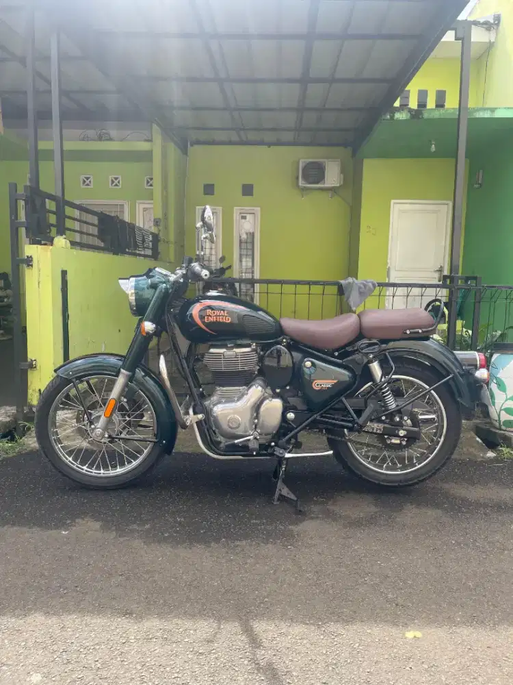 Classic 350 Halcyon green 2024