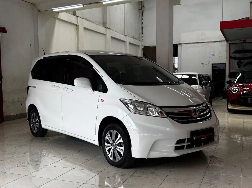Honda FREED AT GB3 putih 2013 bukan jazz brio