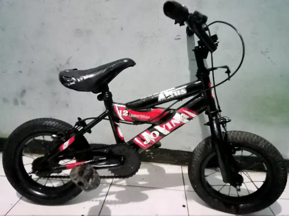 Dijual sepeda BMX merk JOVINA ring 12 kondisi masih bagus keker normal