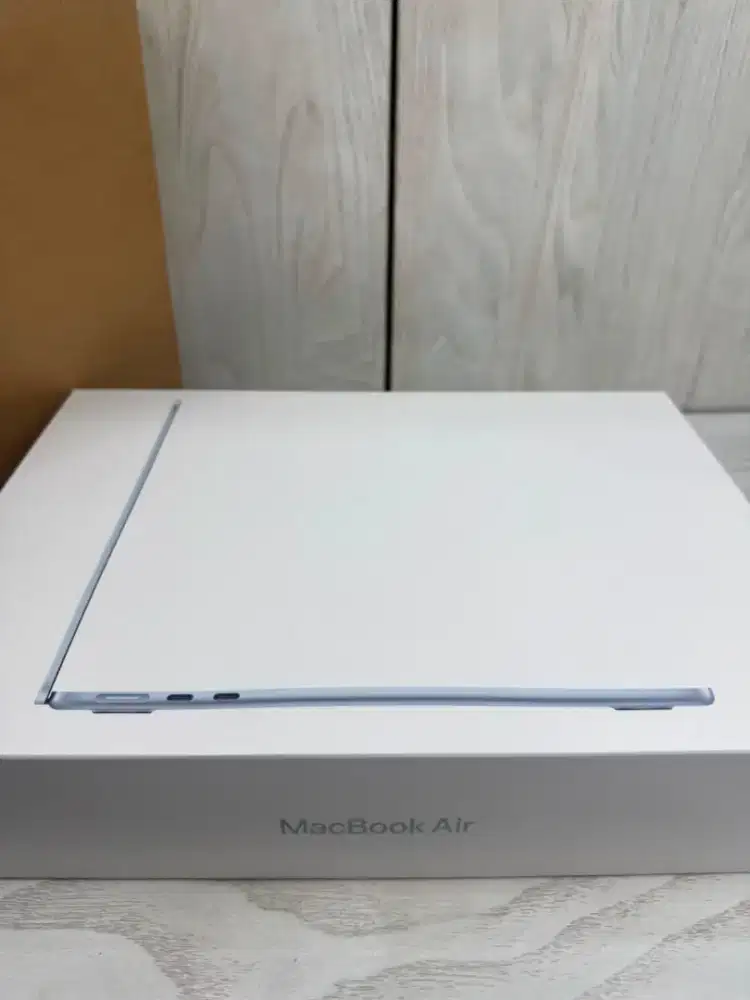Macbook Air M5 13 Inch Segel BNIB Ibox  Ram 16 Ssd 512 lngkap sky Blue