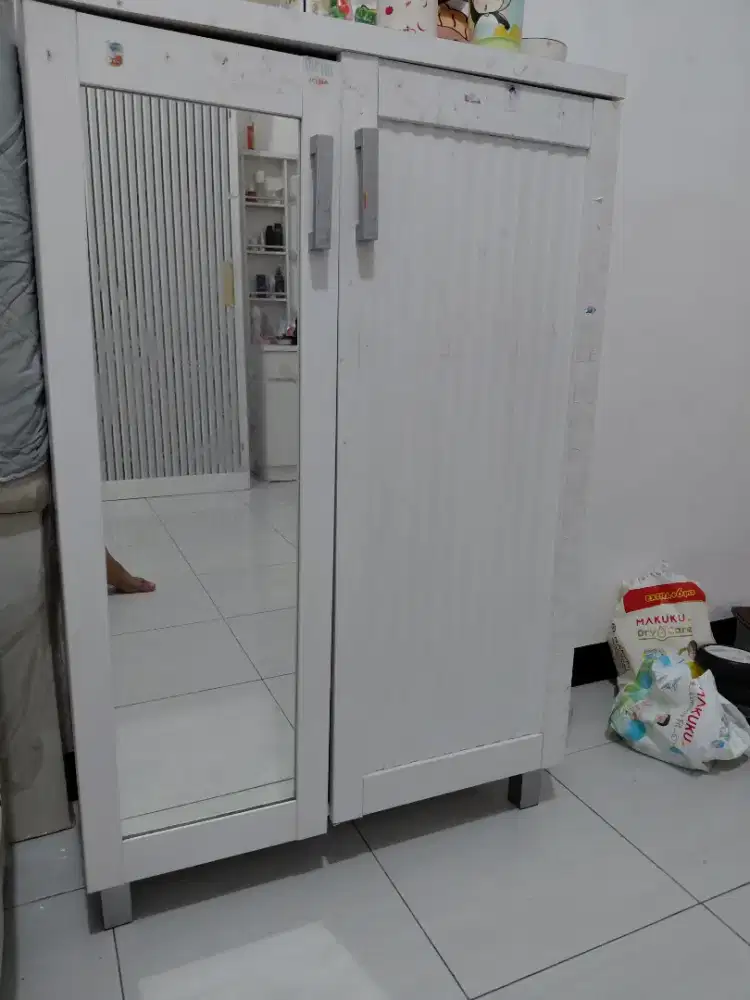 lemari putih kaca