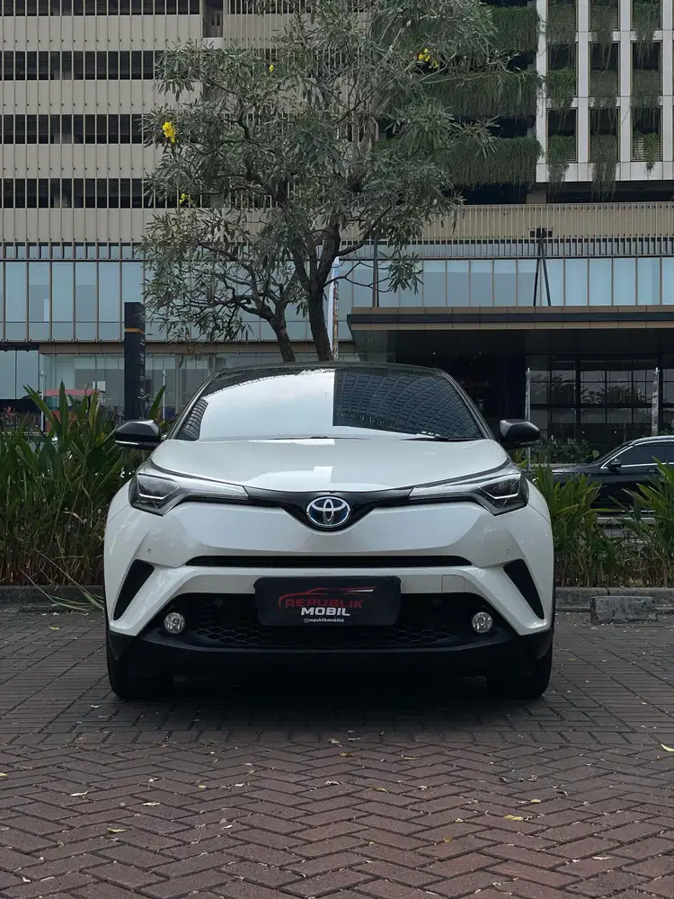 Toyota C-HR 1.8 AT (Hybrid) 
NIK 2019