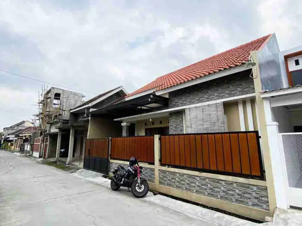 rumah cantik pinggir jalan komplek perumahan