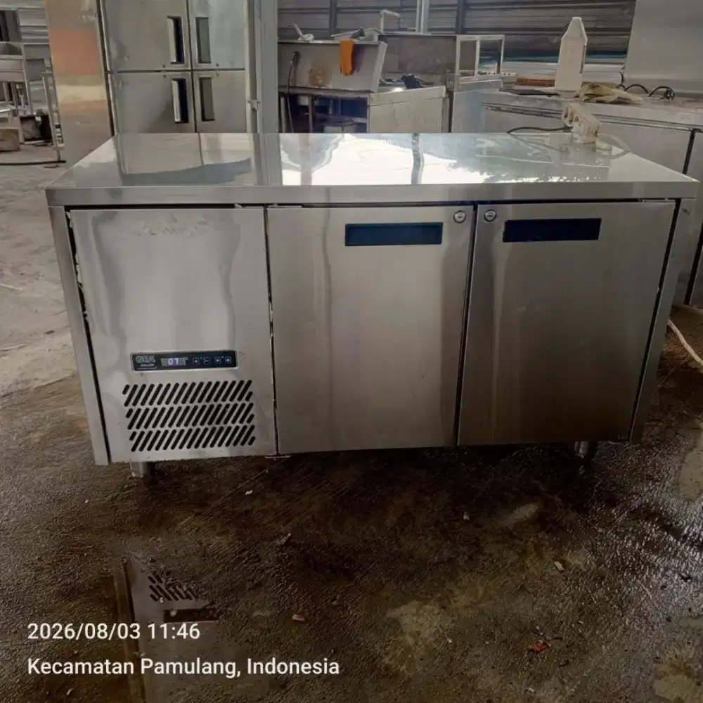 Under counter chiller GEA
MOODEL M-RW6T2HH, kondisi ori