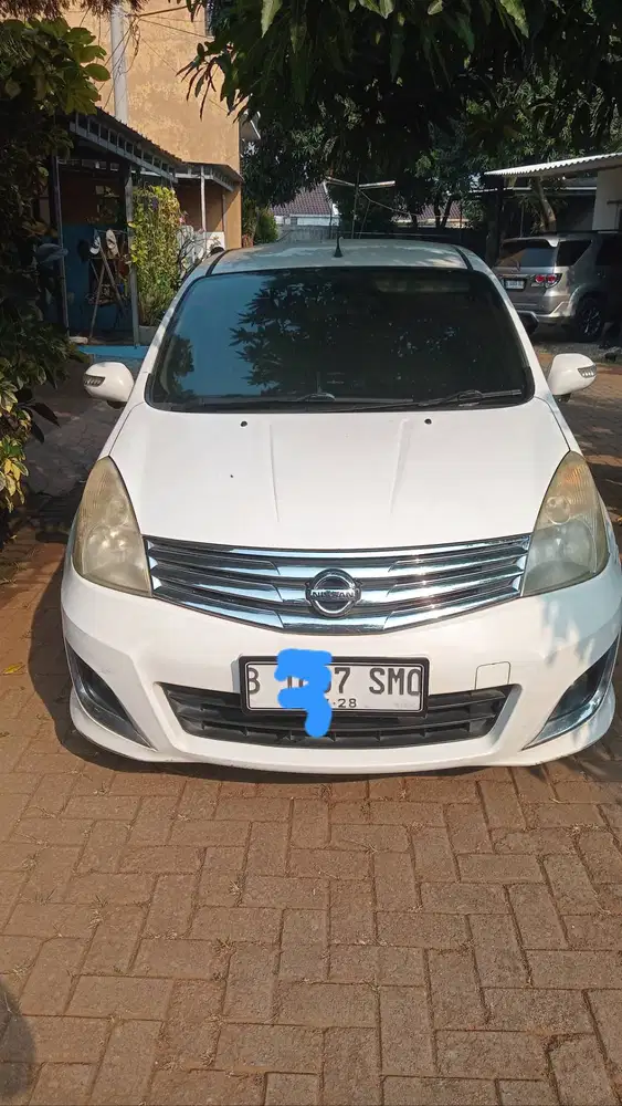Mobil Nissan Grand Livina XV 1.5 Warna Putih