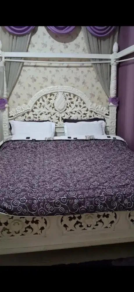 Tempat tidur jati 4 tiang dan meja dandan
