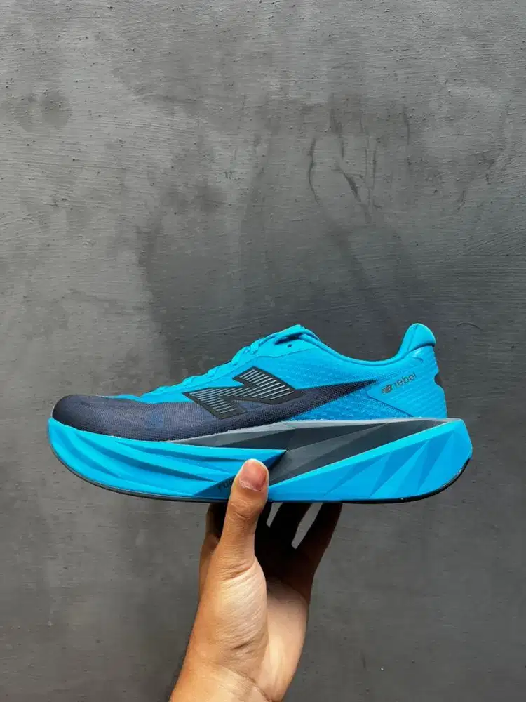 Sepatu Running New Balance FuelCell Rebel v5 - size 42,5