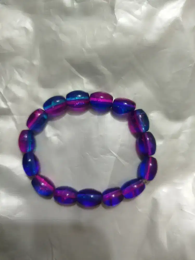 Gelang batu giok retak warna gradasi warna ungu dan biru