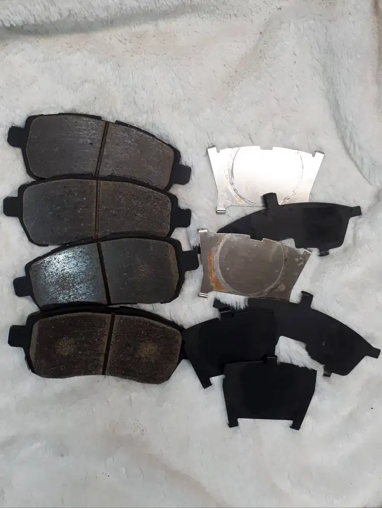 kampas rem depan satu set LENGKAP sepasang kiri dan kanan (4 Pcs) / br