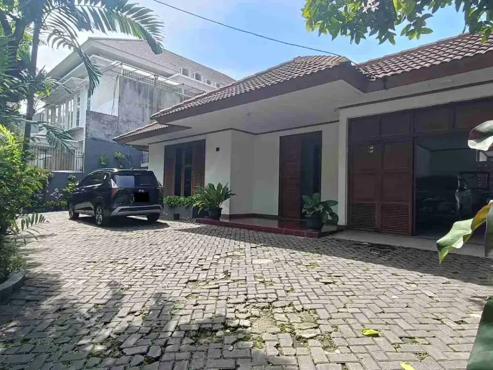 Rumah lama besar tanahnya di Menteng Jakarta Pusat