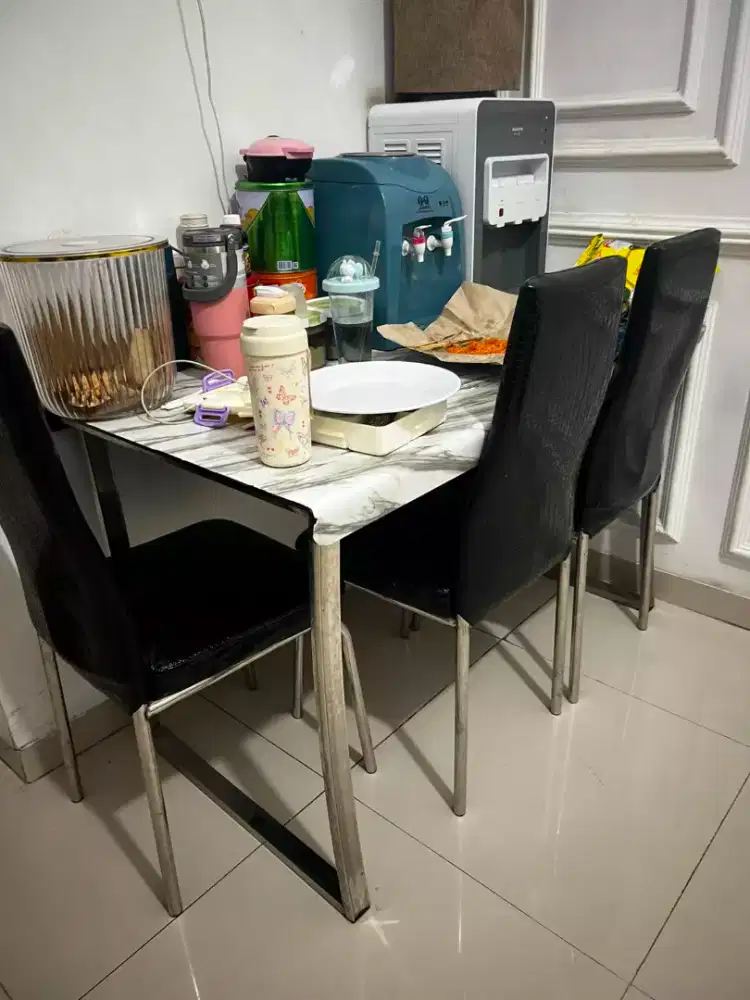 Meja 4 kursi 1 kusrsinya kakinya patah satu
