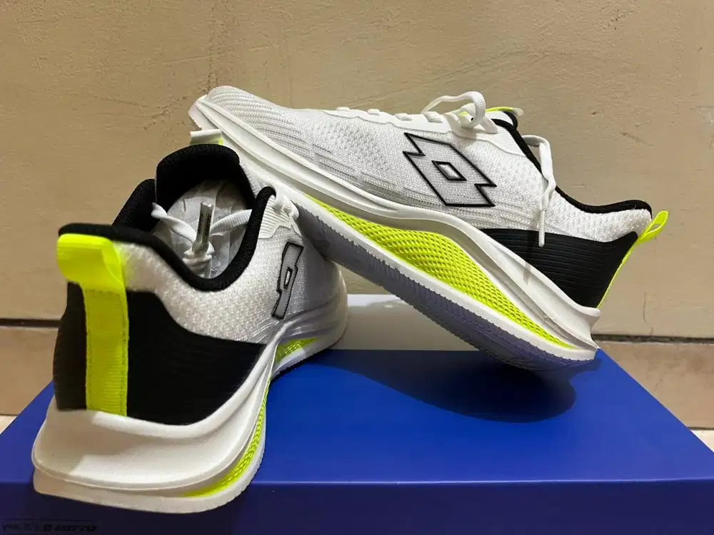 Sepatu running LOTTO