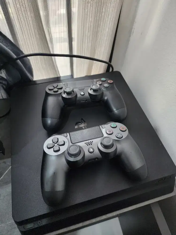 Playstation 4 Slim , 500 GB , 2 Sticks + 3 Games