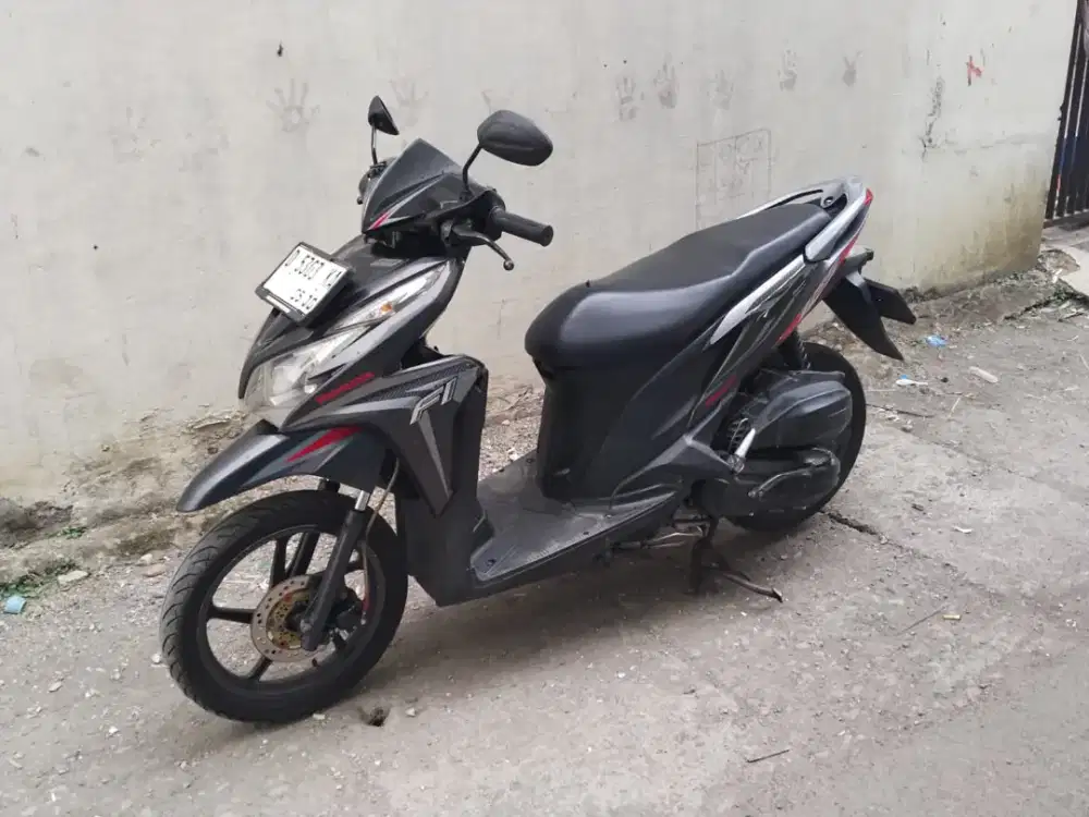 Honda Vario 125 old KZR tahun 2013 mulus original pajak isi