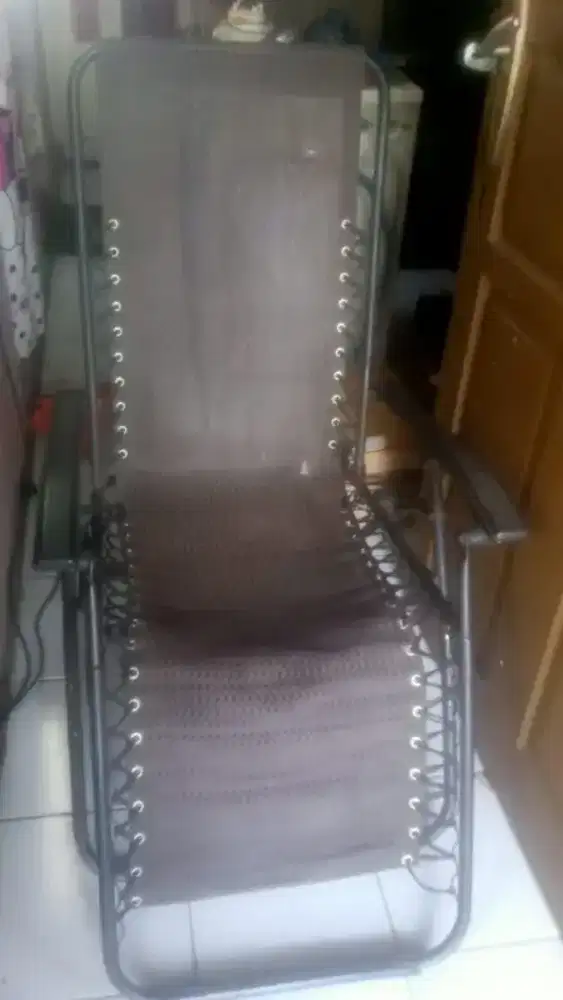 Sofa putih dan kursi santai