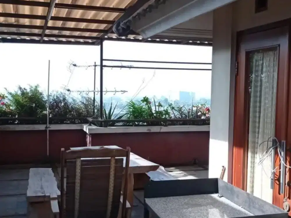 Rumah 4 Lantai Asri Nyaman di Bukit Dago Bandung