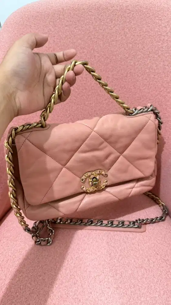 Chanel 19 size 25 soft pink