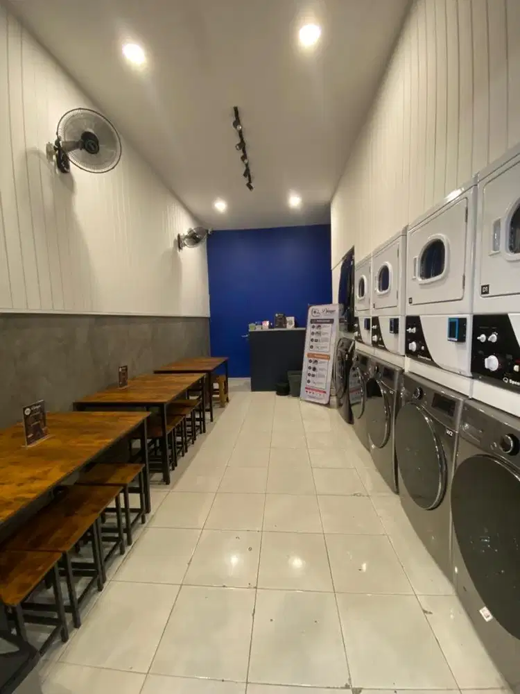 Staff Laundry Self Service dan Drop Off