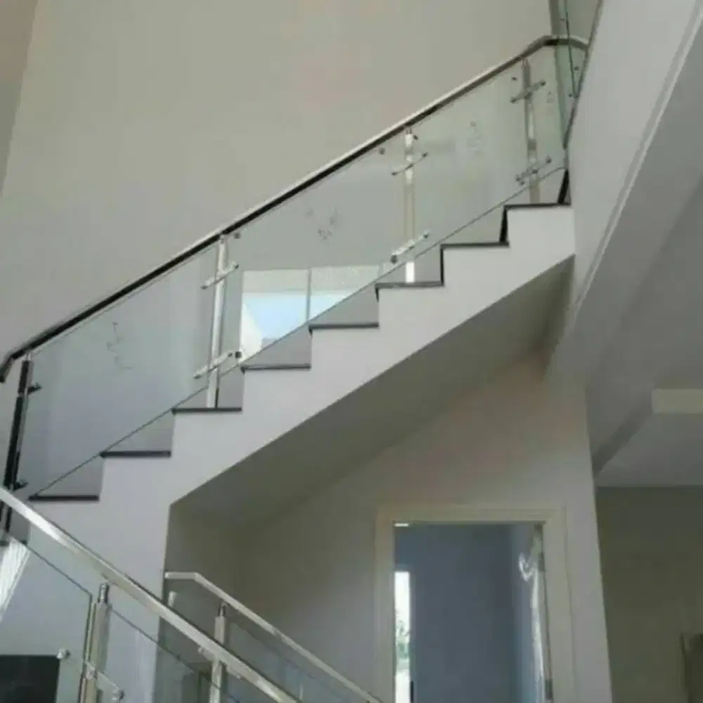 Reling tangga stenlis kaca