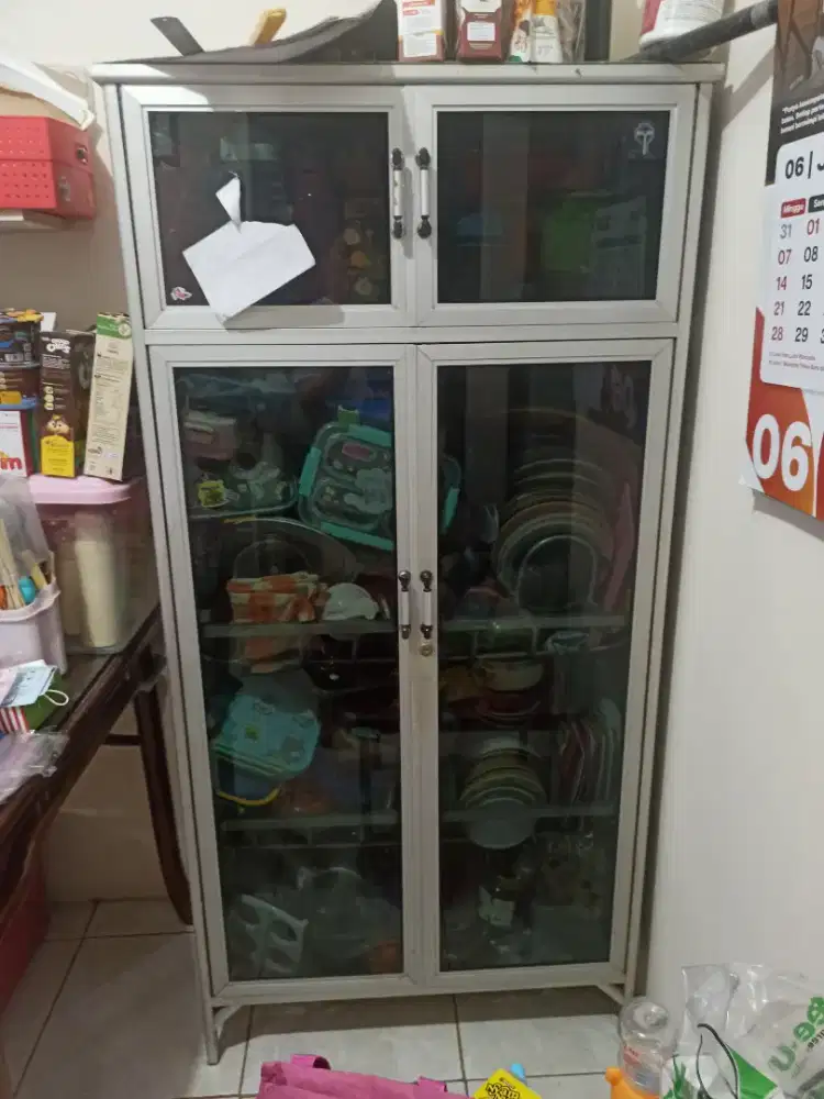 Lemari piring aluminium dan kaca
