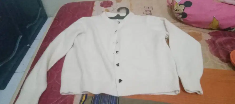 Cardigan agak tebal warna kuning muda