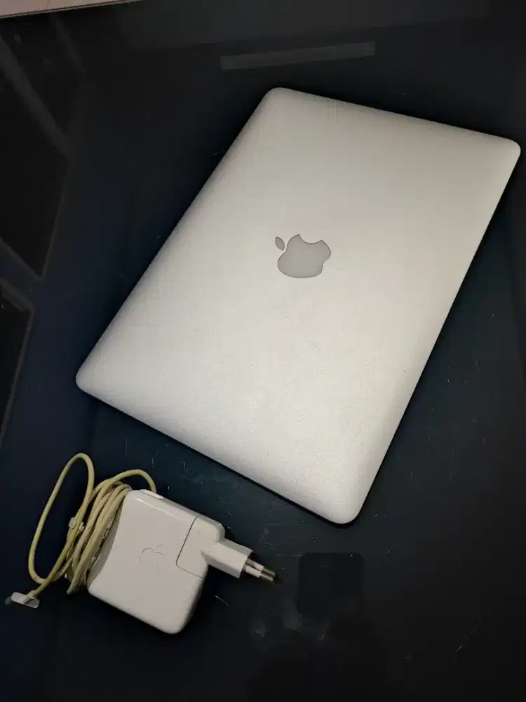 MacBook Air 13 Apple (Intel) – Lengkap Charger Original  – Siap Pakai