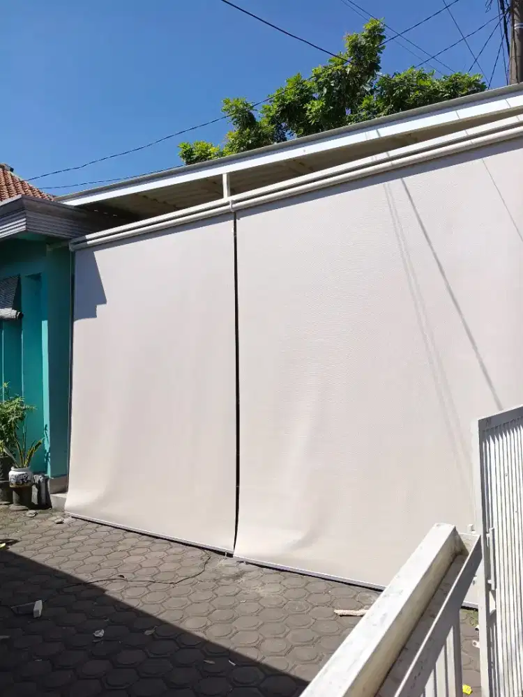 Roller blind outdoor dan tirai indoor