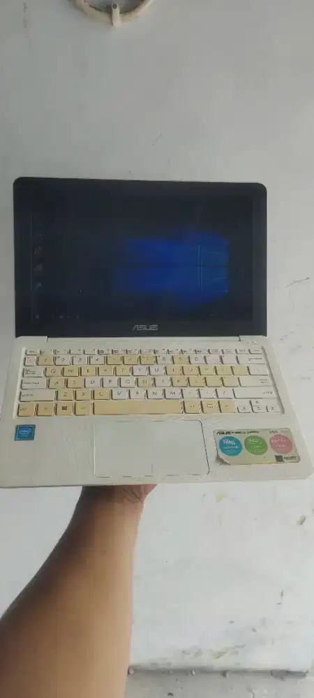 Jual notebook Asus 12in baterai 5jam mantap hanya 700rb nego