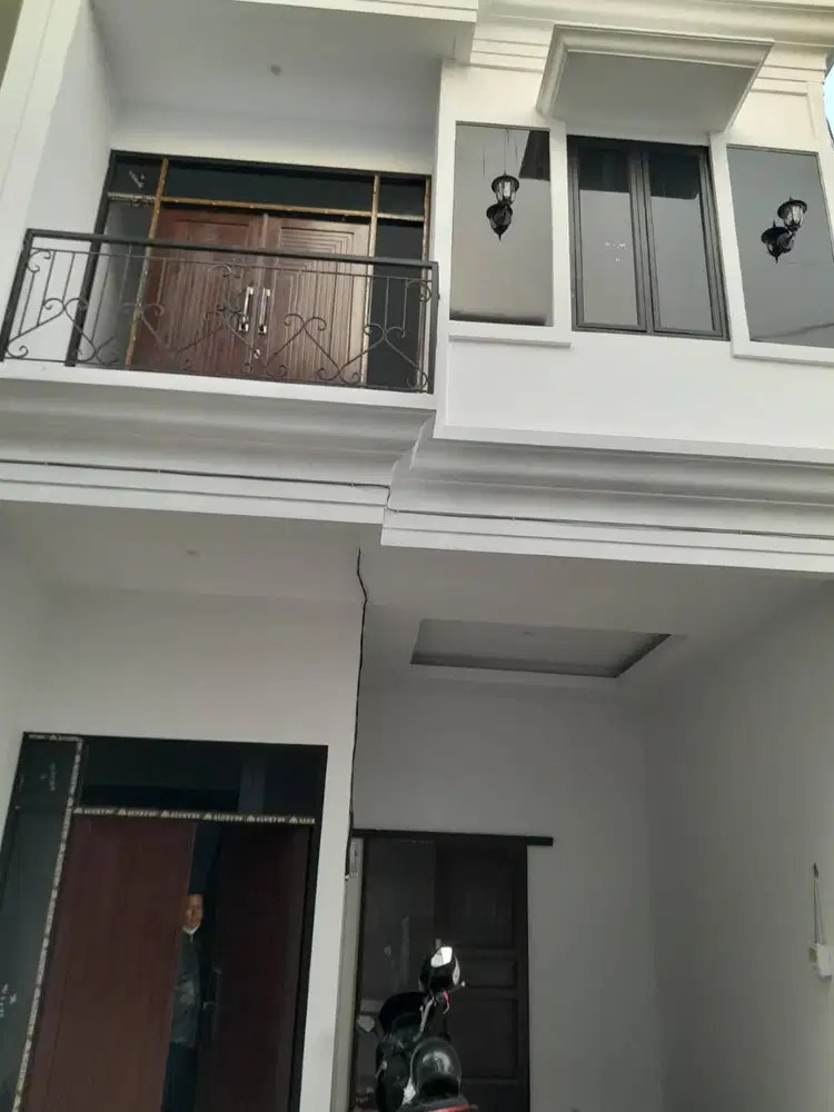 Rumah 2 Lantai Disewakan, Strategis, Bebas Banjir, Dekat Tol