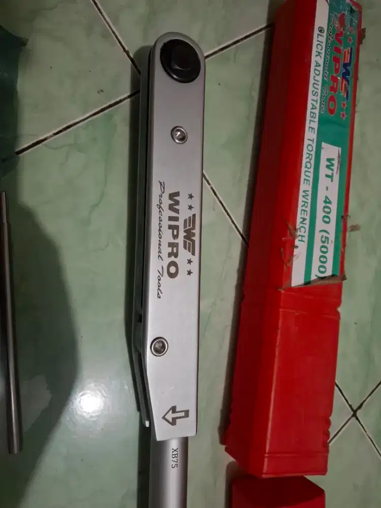 kunci torsi (torque wrench) merek WIPRO dengan model WT-400.