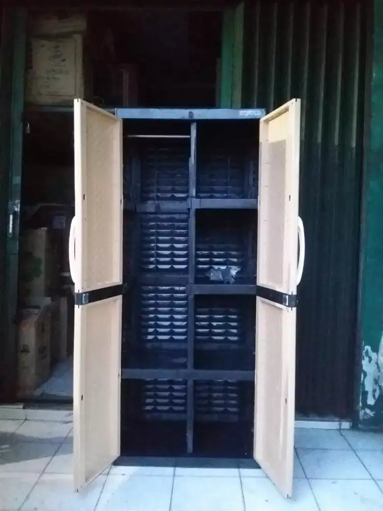 lemari plastik gantung