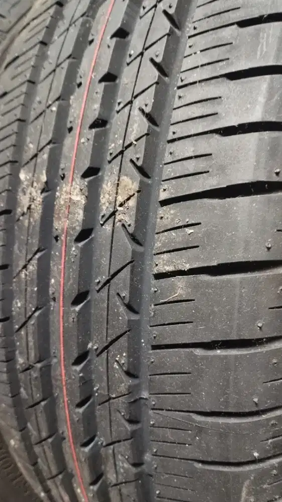 Ban mobil baru dan bekas