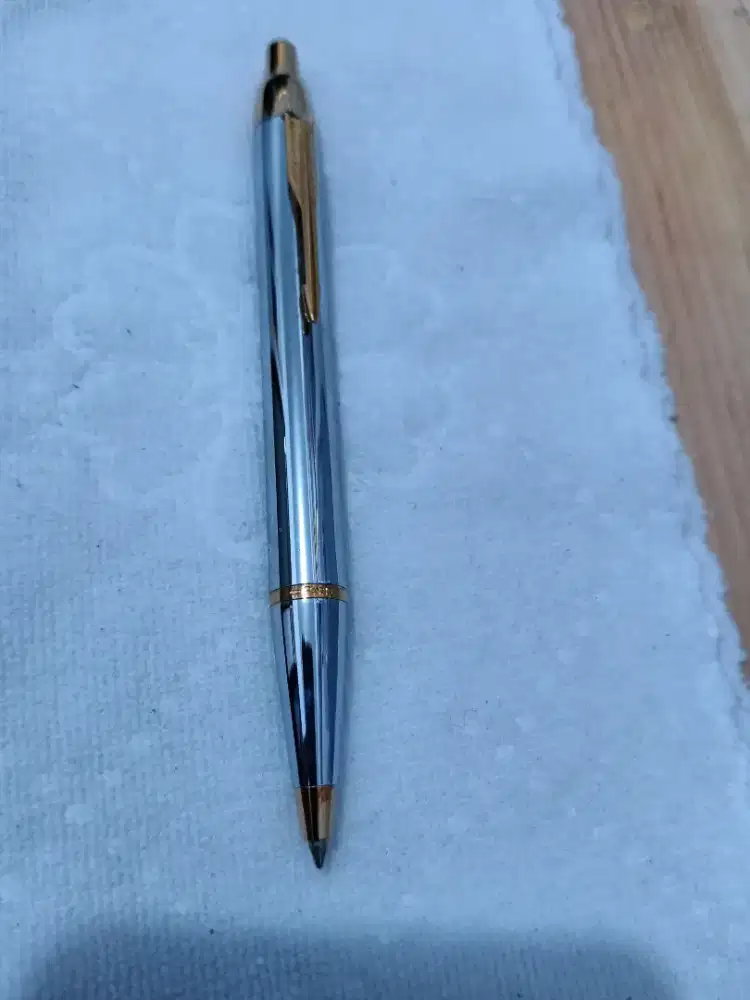 Dijual ballpoint Parker, masih bagus karena jarang dipakai