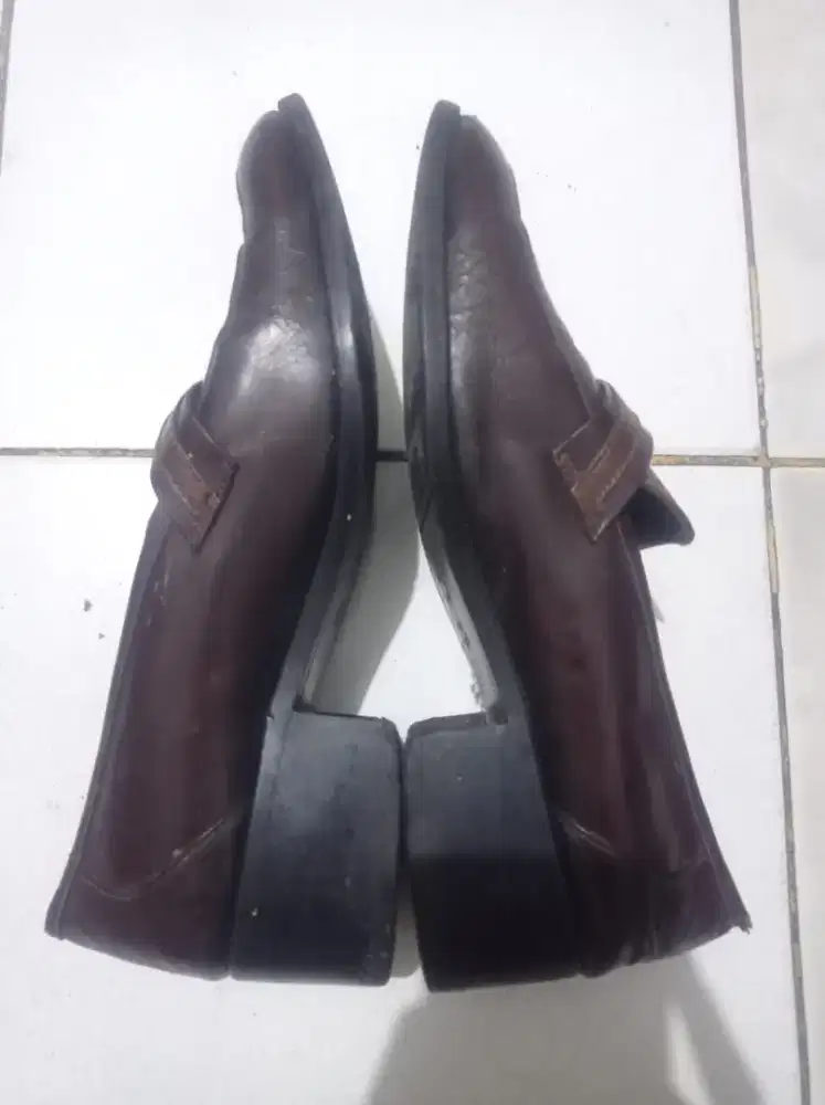 sepatu bekas jarang pakai kondisi 90% sangat bagus