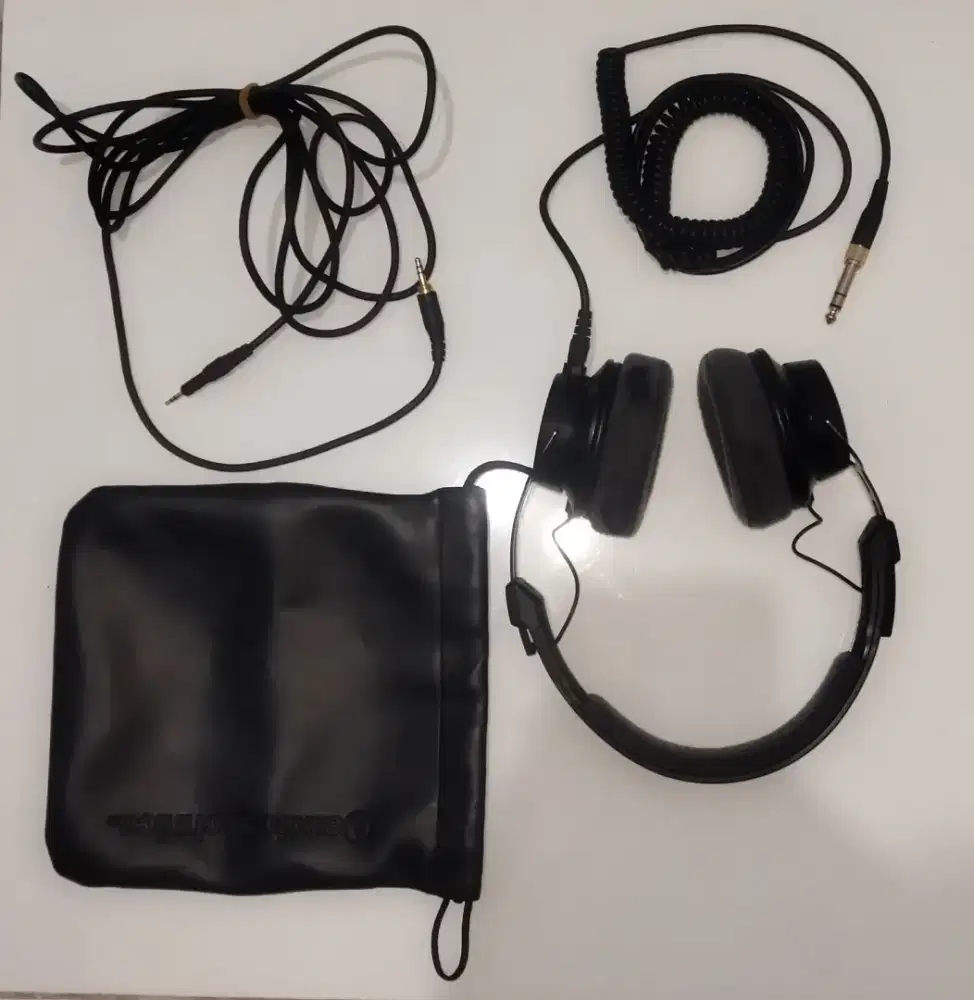 headphone Audio-Technica ATH-M60x.
Studio monitoring.