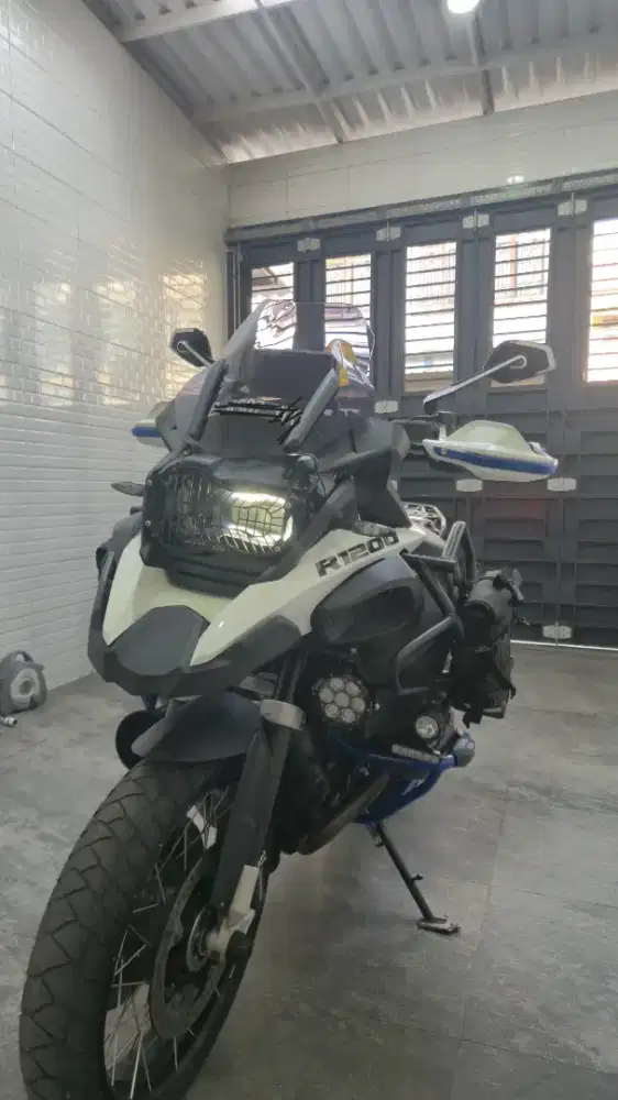 Bmw r1200gsa tahun 2015 repaint rallye . Bpkb hijau doff. Fullpaper on