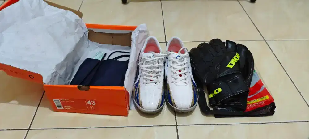 Sepatu Mini Soccer Ortuseight + Gloves Goalkeeper Diogo (Second Mulus)