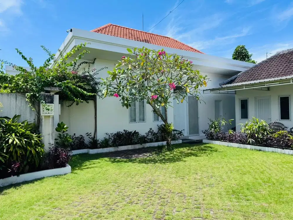 Disewakan rumah dengan kolam renang