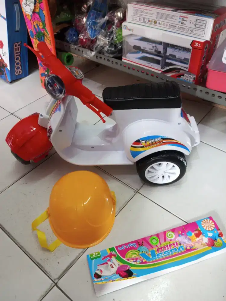 Mainan Anak Vespa Naik Helm