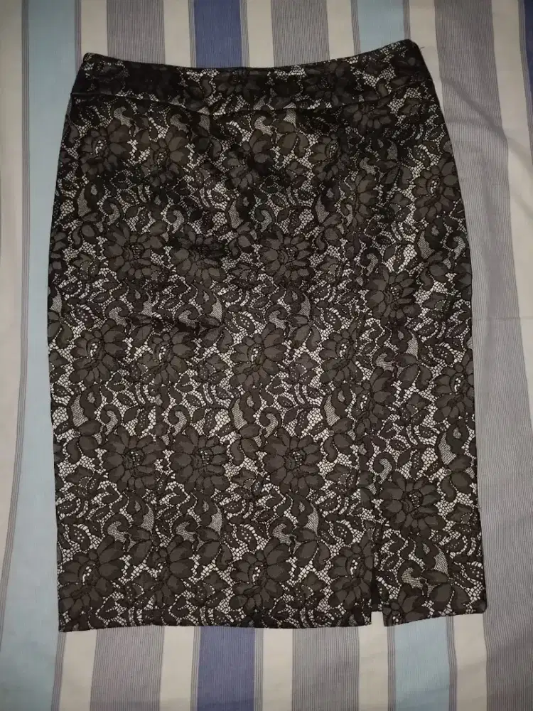 Rok renda bunga hitam
