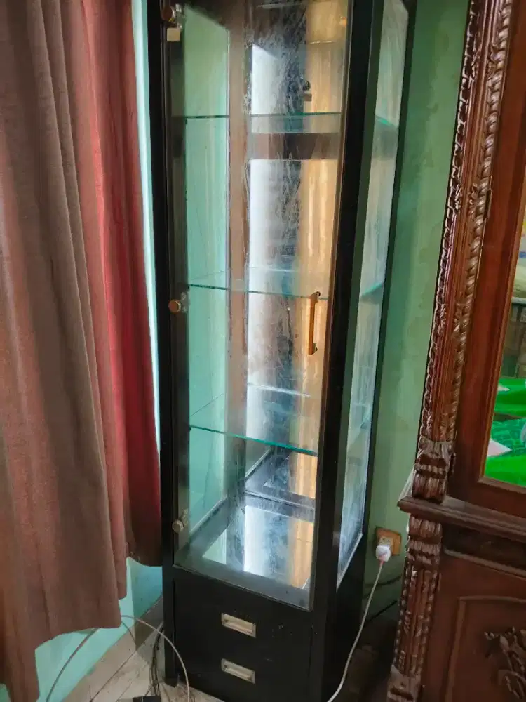 Kabinet Lemari Rak Kaca Laci