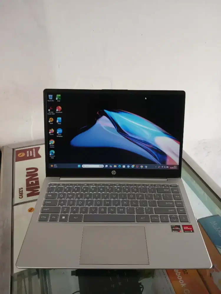 Laptop HP 14 Amd Ryzen 3 7320U ram 8 Ssd 512