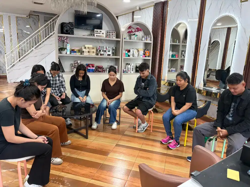 Cari hairstaylist / TUKANG POTONG RAMBUT BERPENGALAMAN DI BIDANGNYA