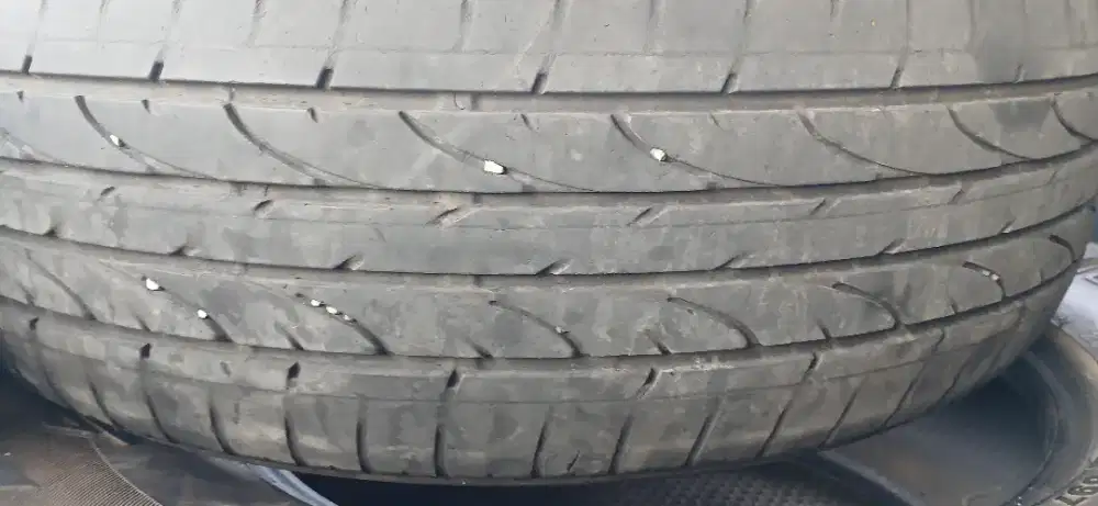 Ban Bridgestone 4 buah ukuran R17 -  215/60