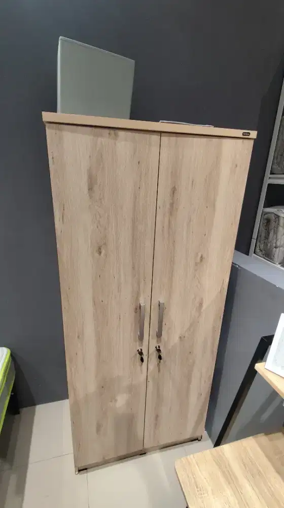 Lemari pakaian kayu minimalis