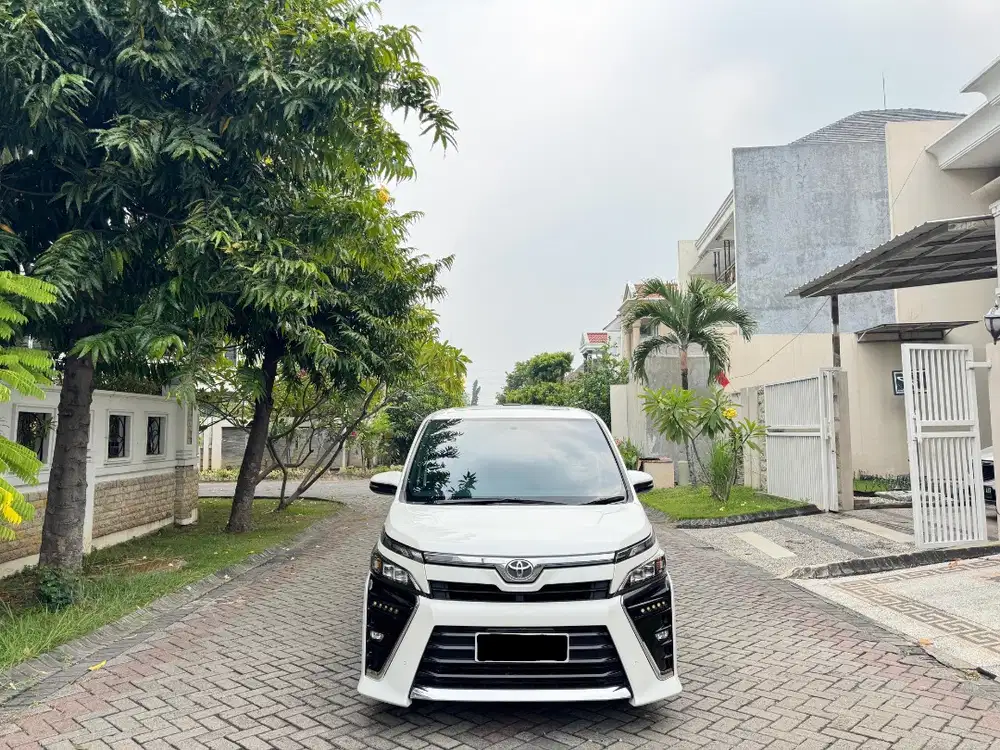 Toyota Voxy 2.0 L Matic 2018 Putih Plat W