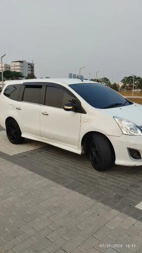 Nissan Grand Livina XV HWS Matic 2012