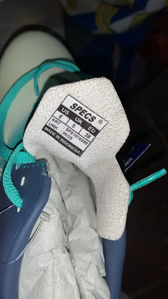 Sepatu bola ukuran 38 + kaos kaki