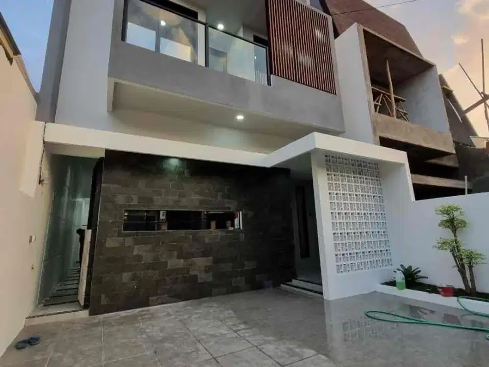 JUAL RUMAH CANTIK 2 LANTAI DI TENGAH KOTA MOJOKERTO