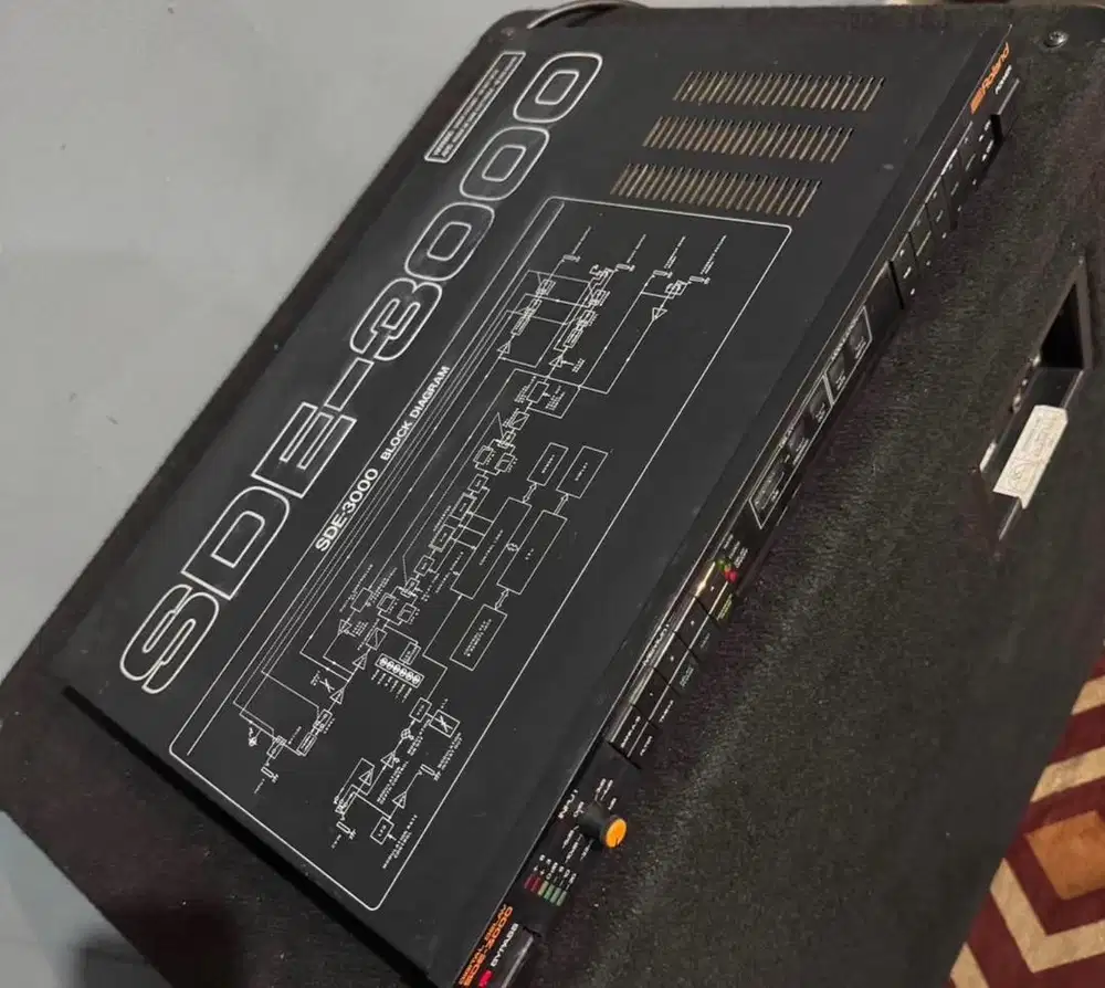 ROLAND SDE-3000 Legend Digital Delay